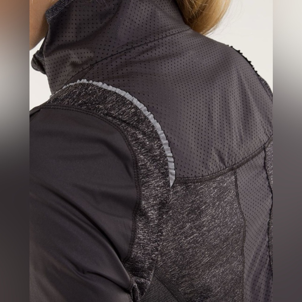 Lululemon Run: Featherweight Hybrid Jacket - Picture 4 of 12